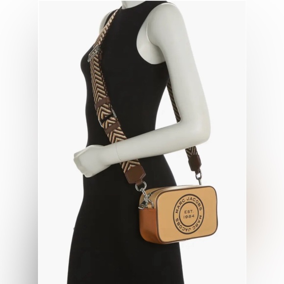 MARC JACOBS 🆕 Flash Leather Camera Crossbody Bag. Love the crossbody strap 💕! - Picture 2 of 5